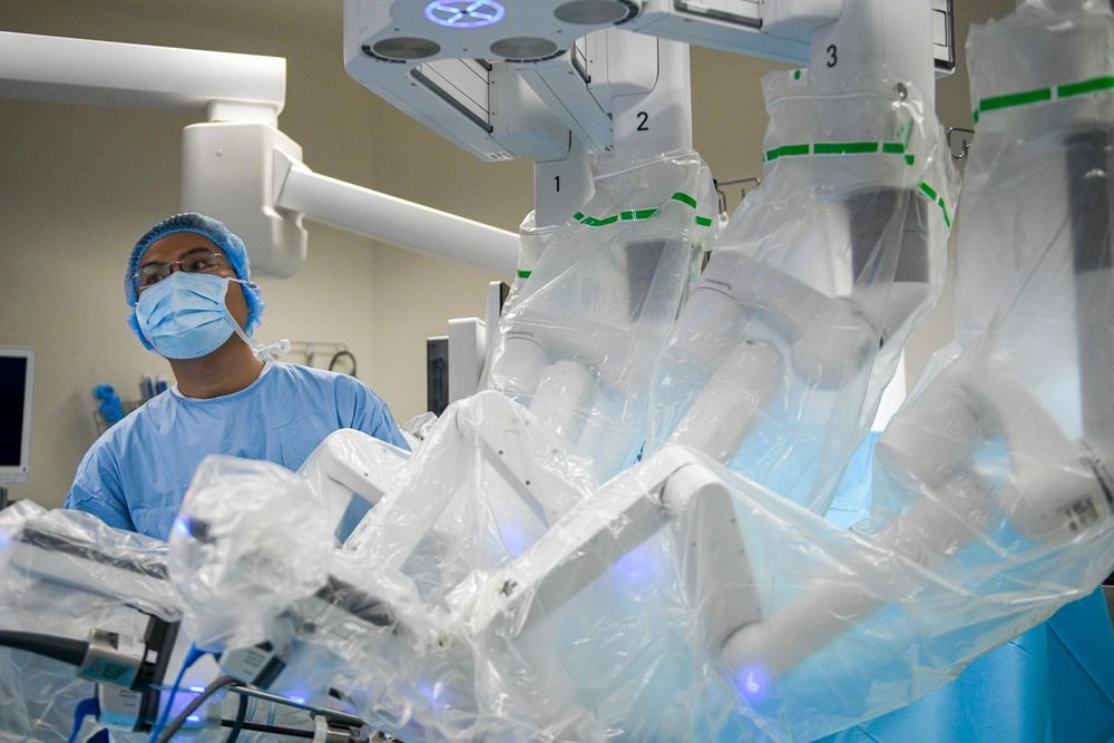 Robot phẫu thuật da Vinci đã trải qua nhiều thế hệ phát triển gồm Standard, S, Si và hiện nay là da Vinci Xi thế hệ thứ 4 ra mắt năm 2014, vẫn được xem là dòng hiện đại đang lưu hành tại Việt Nam và khu vực Đông Nam Á. Với hệ thống “mắt thần” 3D phóng đại, cánh tay robot linh hoạt và các công nghệ hỗ trợ định vị, huỳnh quang ICG, da Vinci Xi tạo ra bước ngoặt lớn trong phẫu thuật ít xâm lấn, cho phép bác sĩ tiếp cận chính xác các tổn thương chỉ vài milimet. Tại Việt Nam hiện có 3 hệ thống robot da Vinci thế hệ 4 đang được đưa vào sử dụng tại các bệnh viện lớn. Việc vận hành robot đòi hỏi phẫu thuật viên phải trải qua đào tạo và cấp chứng chỉ nghiêm ngặt của hãng, đồng thời duy trì tần suất phẫu thuật đều đặn để bảo đảm kỹ năng và an toàn cho người bệnh (Ảnh: BVCC)