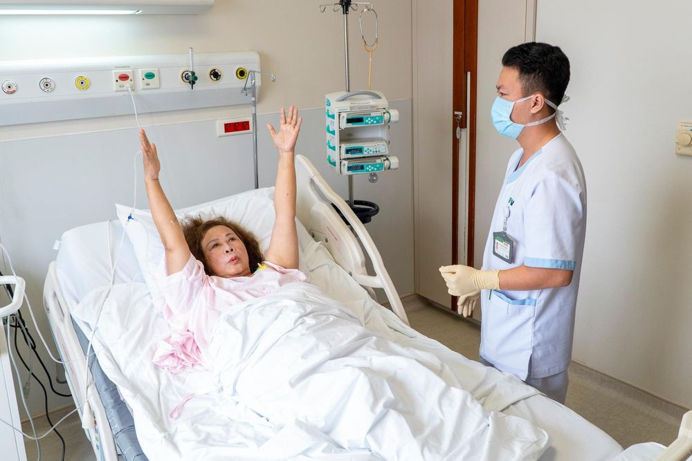 Chỉ vài giờ sau ca phẫu thuật, bà Bích đã tỉnh táo và có thể nói chuyện nhẹ nhàng với người thân. Cảm giác đau đớn sau mổ là rất ít, khác xa với những gì bà từng lo sợ về một ca mổ xẻ lồng ngực phức tạp. Chỉ 3 ngày sau, bà Bích được xuất viện trong tình trạng sức khỏe hoàn toàn ổn định (Ảnh: BVCC)