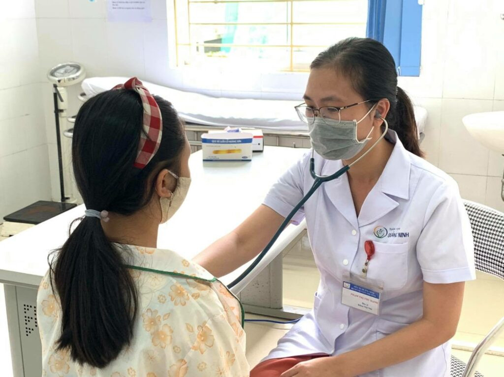 Nên đưa trẻ đến phóng khám khi thấy con có những dấu hiệu nghi ngờ dậy thì sớm (Ảnh: Sưu tầm)