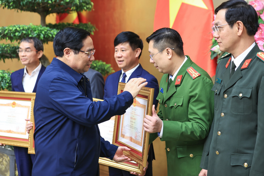 Thủ tướng trao bằng khen cho các tập thể, cá nhân có thành tích xuất sắc trong thực hiện Chiến dịch Quang Trung (Ảnh VGP/Nhật Bắc)
