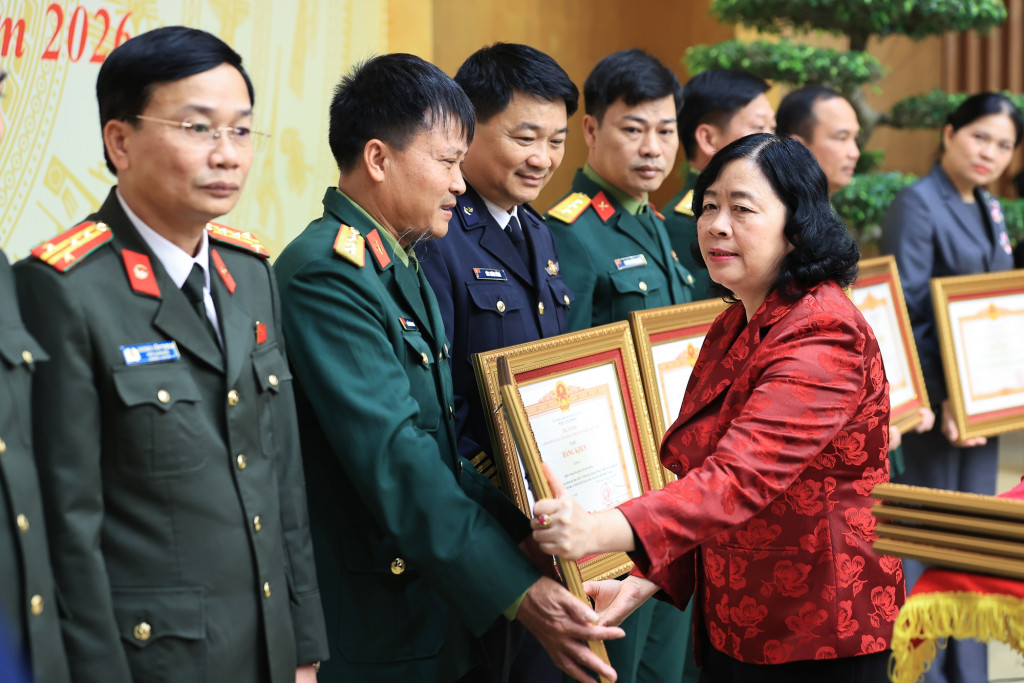 Đồng chí Bùi Thị Minh Hoài, Ủy viên Bộ Chính trị, Bí thư Trung ương Đảng, Chủ tịch Ủy ban Trung ương Mặt trận Tổ quốc Việt Nam trao bằng khen cho các tập thể, cá nhân có thành tích xuất sắc trong thực hiện Chiến dịch Quang Trung (Ảnh VGP/Nhật Bắc)