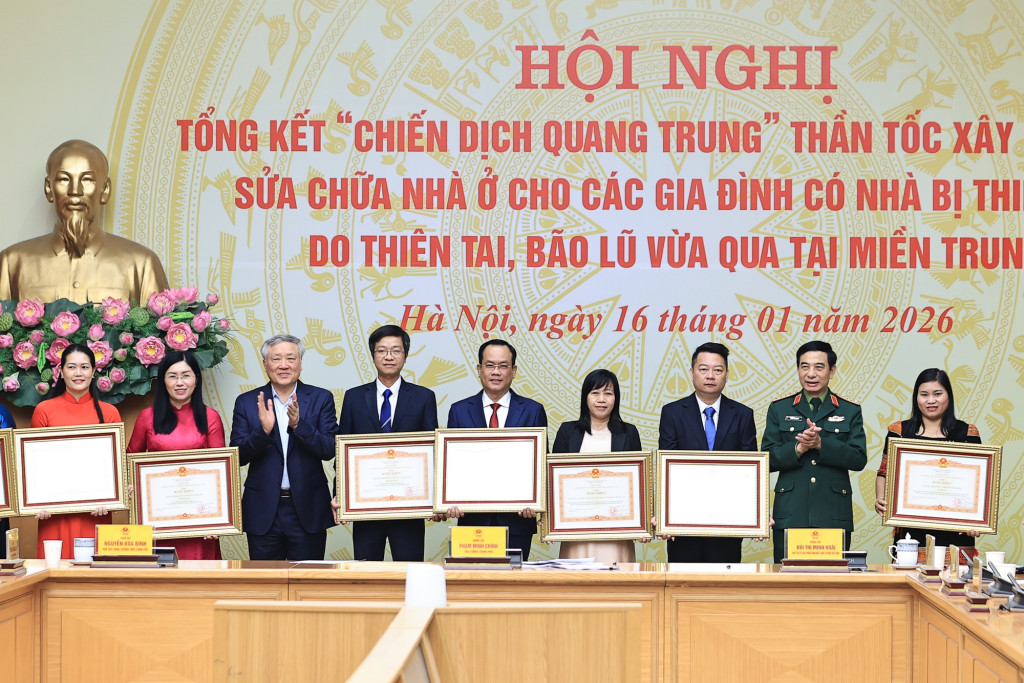 Thủ tướng trao bằng khen cho các tập thể, cá nhân có thành tích xuất sắc trong thực hiện Chiến dịch Quang Trung (Ảnh VGP/Nhật Bắc)