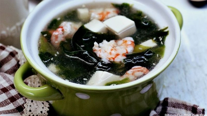 Canh đậu phụ rong biển là lựa chọn thanh đạm cho bữa tối, cung cấp đạm nhẹ, khoáng chất và chất xơ, giúp cơ thể dễ tiêu, hạn chế tích tụ mỡ bụng. (Ảnh: Sưu tầm)