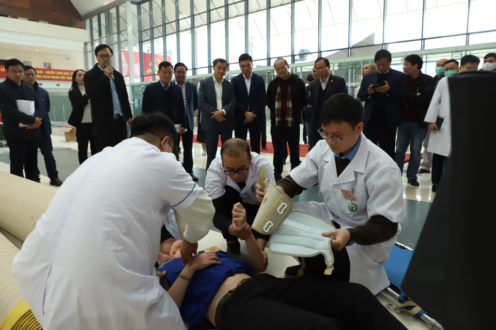 Diễn tập các tình huống cấp cứu y tế (Ảnh: LH)