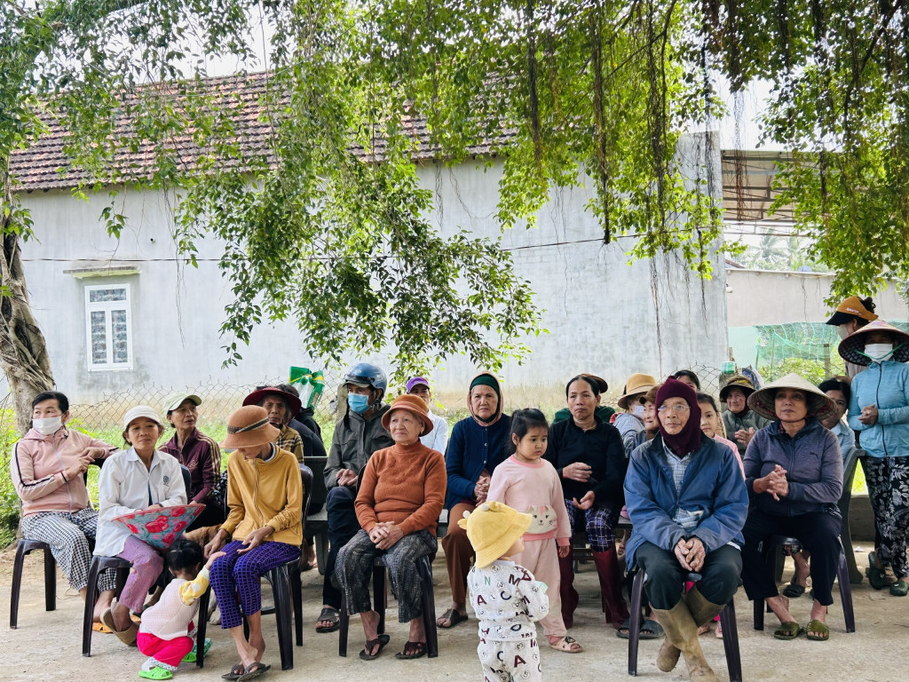 Không khí vui tươi cùng bà con tại khu vực trao quà