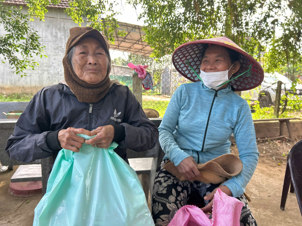 Cụ Nguyễn Thị Lẻ, 92 tuổi xúc động khi nhận được tình cảm và sự quan tâm sâu sắc của mọi người