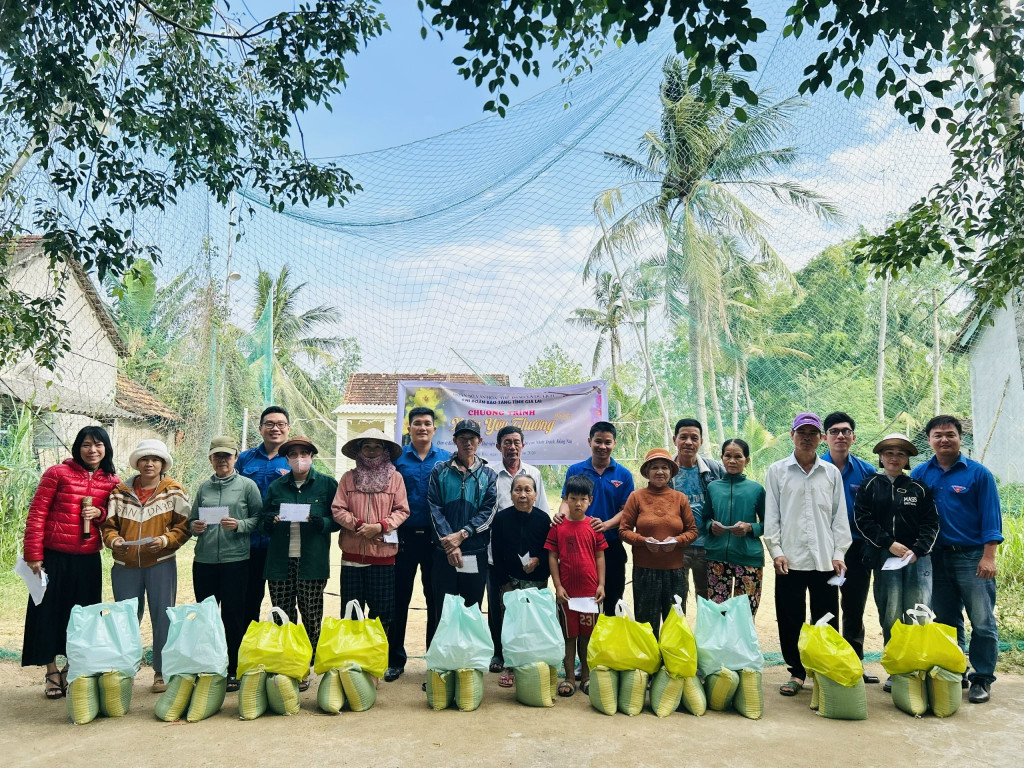 Những phần quà ý nghĩa được trao tay đến bà con 