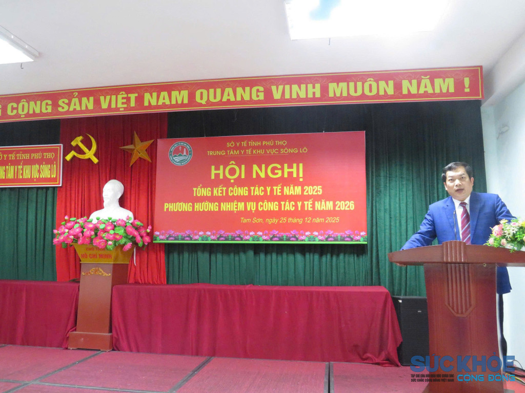 ông Nguyễn Tuấn Minh – Bí thư Đảng bộ, Giám đốc Trung tâm Y tế khu vực Sông Lô phát biểu tại buổi tổng kết ( ảnh: ĐT)