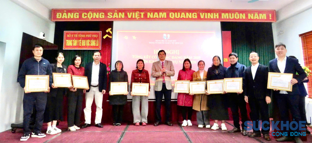 Bí thư Đảng ủy Nguyễn Tuấn Minh Đảng ủy Trung tâm Y tế Sông Lô đã công bố các quyết định khen thưởng đối với các cá nhân có thành tích xuất sắc trong công tác Đảng năm 2025 ( ảnh: ĐT)