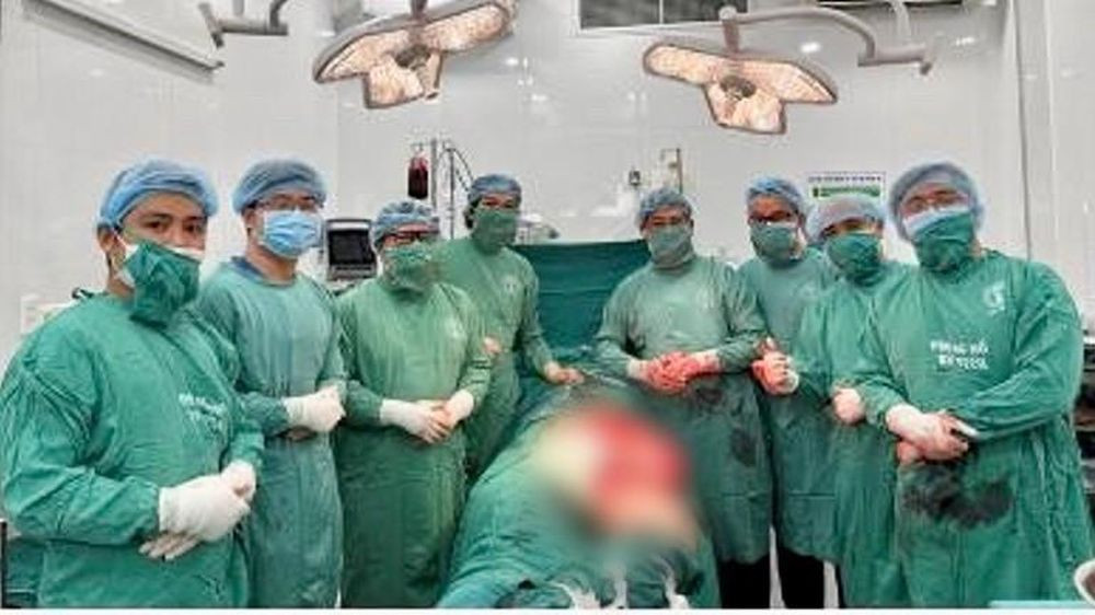 Ê-kíp liên chuyên khoa phối hợp thực hiện ca phẫu thuật (Ảnh: BVCC)