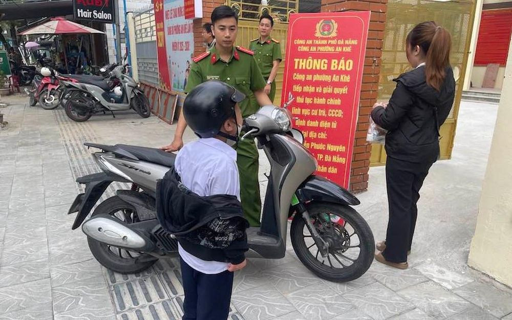 Cậu bé khóc không chịu đi học bị mẹ chở thẳng tới Công an phường An Khê (Ảnh: TL)