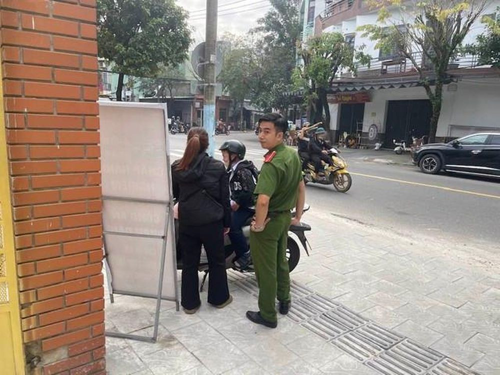 Con khóc không chịu đi học, mẹ chở thẳng tới Công an phường (Ảnh: TL)