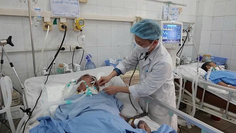 Bác sĩ Khoa Hồi sức tích cực 1 - chống độc, Bệnh viện Đa khoa tỉnh thăm khám cho bệnh nhân (Ảnh: Trung Hiếu)