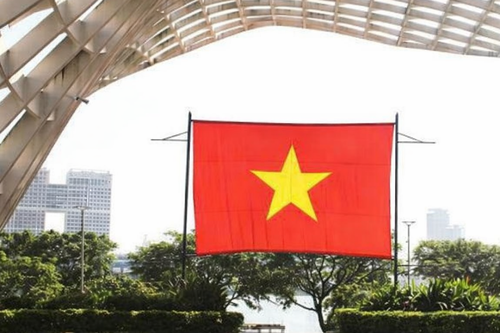 Cờ đỏ sao vàng kích thước lớn chào mừng đại hội tại Công viên APEC (Ảnh: TL)