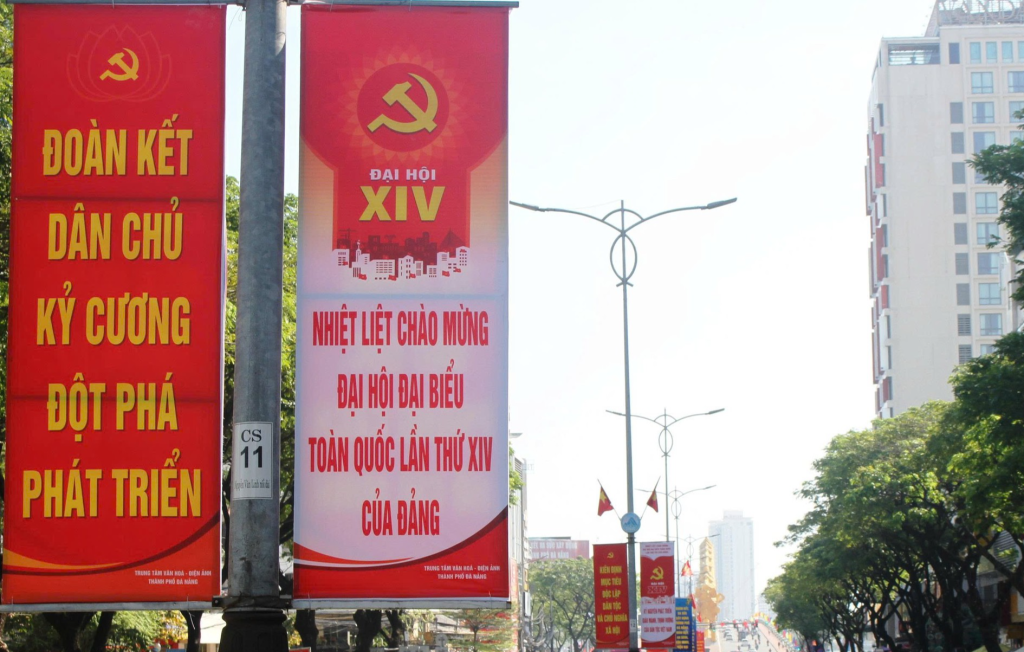 Những ngày này, TP Đà Nẵng rực rỡ cờ hoa, pano và băng rôn tuyên truyền chào mừng Đại hội đại biểu toàn quốc lần thứ XIV của Đảng, sự kiện chính trị trọng đại của đất nước (Ảnh: TL)