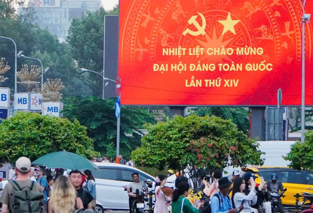 Công tác trang trí, tuyên truyền phục vụ Đại hội Đảng đã được triển khai đồng bộ trên các tuyến đường chính và khu vực trụ sở cơ quan, bảo đảm yêu cầu về mỹ quan đô thị, an toàn giao thông (Ảnh: TL)