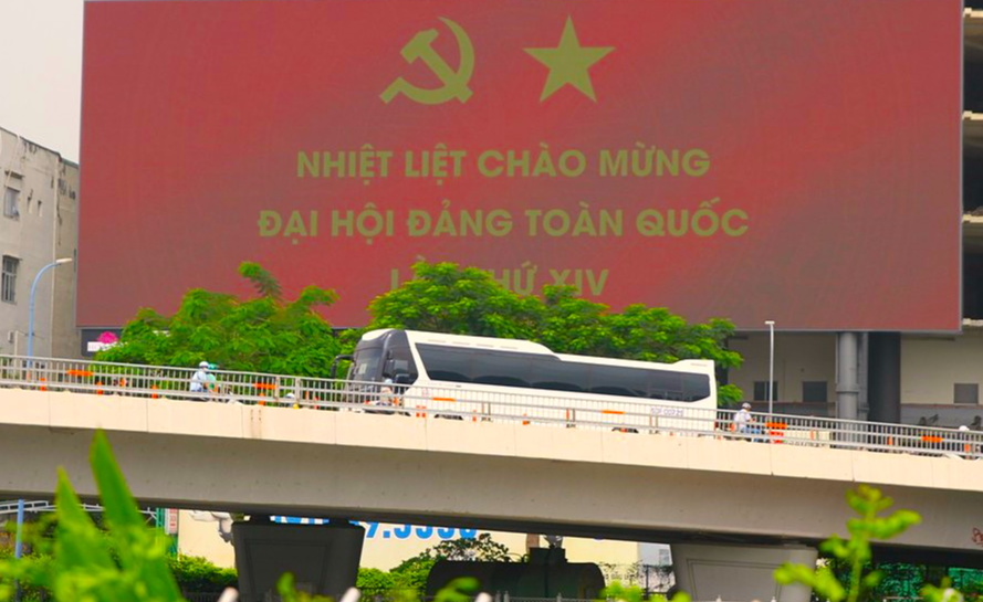 Không khí rộn ràng cờ hoa trên các trục đường trung tâm còn khơi dậy niềm tin, kỳ vọng của người dân sự phát triển đất nước ngày càng phát triển giàu mạnh (Ảnh: TL)