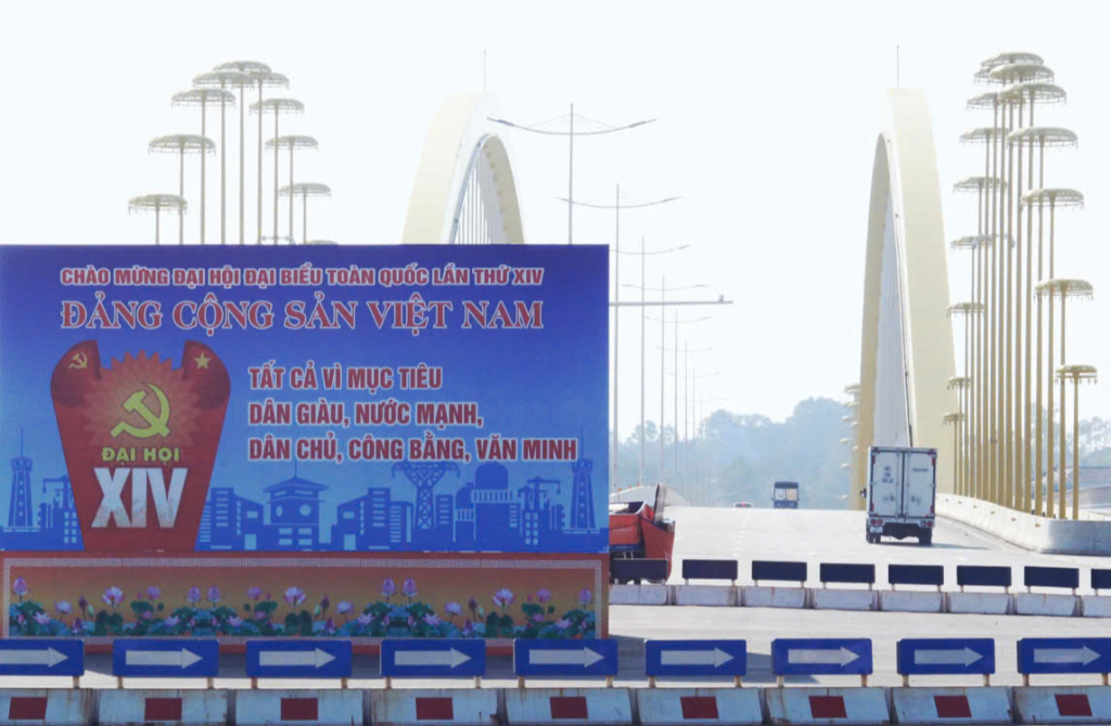 Khu vực cầu Nguyễn Hoàng, TP. Huế đặt pano lớn chào mừng Đại hội đại biểu toàn quốc lần thứ XIV của Đảng (Ảnh: TL)