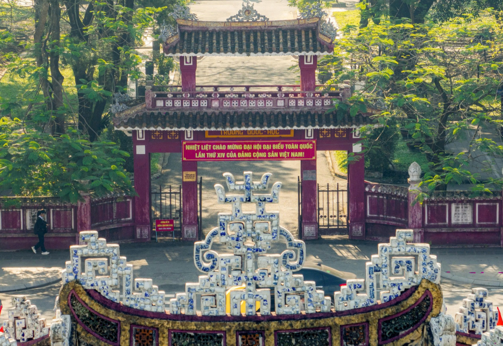 Cổng trường Hai Bà Trưng, TP Huế nổi bật với khẩu hiệu chào mừng Đại hội (Ảnh: VGP/Lê Hoàng)