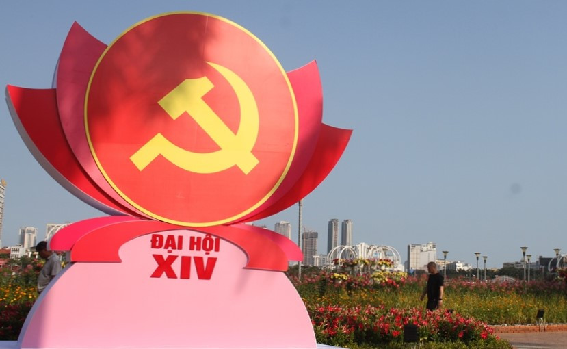 Pano, băng rôn, tranh cổ động mang biểu trưng đại hội với hình ảnh cờ đỏ, búa liềm được đặt ở những vị trí trang trọng và nổi bật; kết hợp cờ Đảng, cờ Tổ quốc và hoa trang trí đẹp mắt (Ảnh: TL)