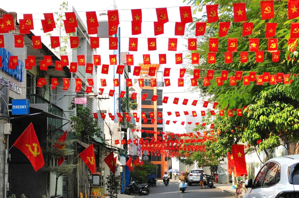 Từ các đại lộ thênh thang đến những con hẻm nhỏ, sắc đỏ hiện diện khắp nơi (Ảnh: TL)