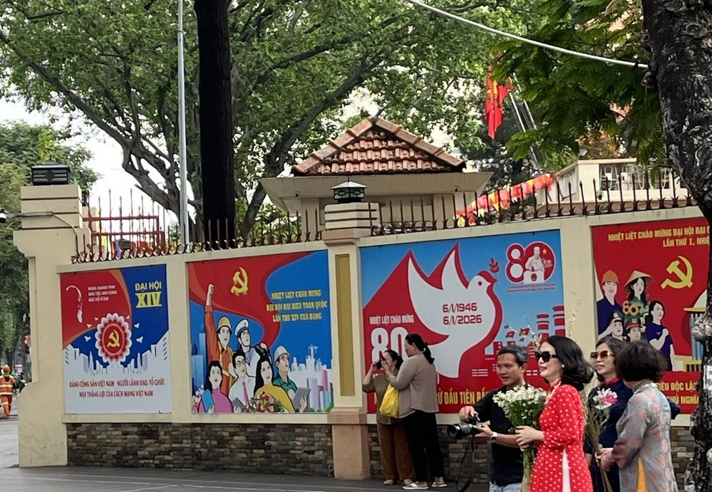 Trước cổng trụ sở phường Sài Gòn được trang trí với các cụm pano chào mừng Đại hội Đảng (Ảnh: TL)