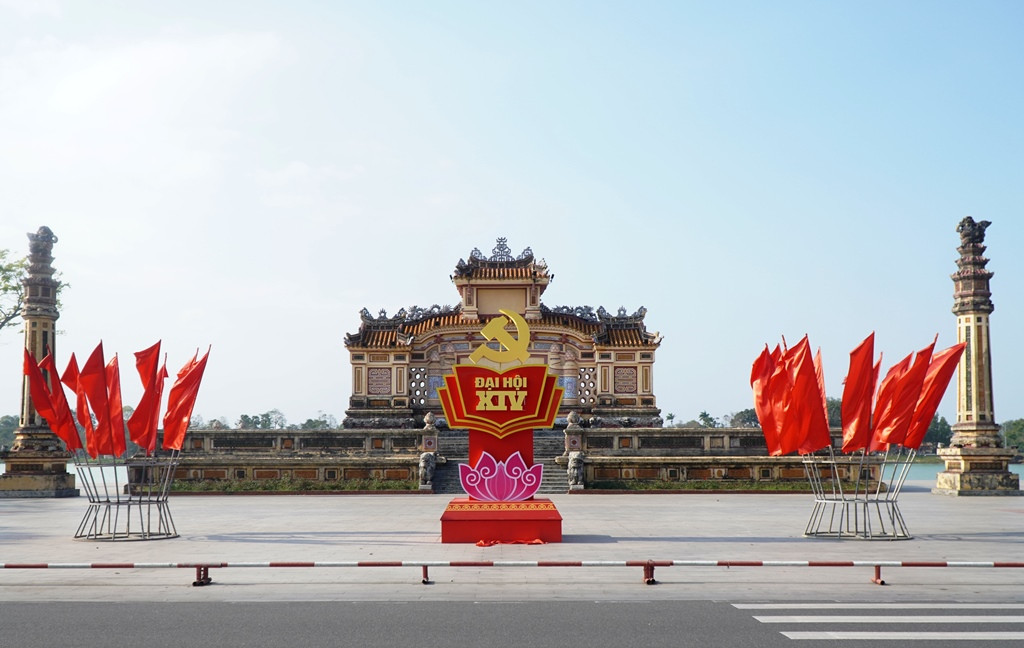 Quảng trường trước Trường THPT chuyên Quốc Học - Huế rực rỡ cờ hoa mừng Đại hội XIV của Đảng (Ảnh: VGP/Lê Hoàng)