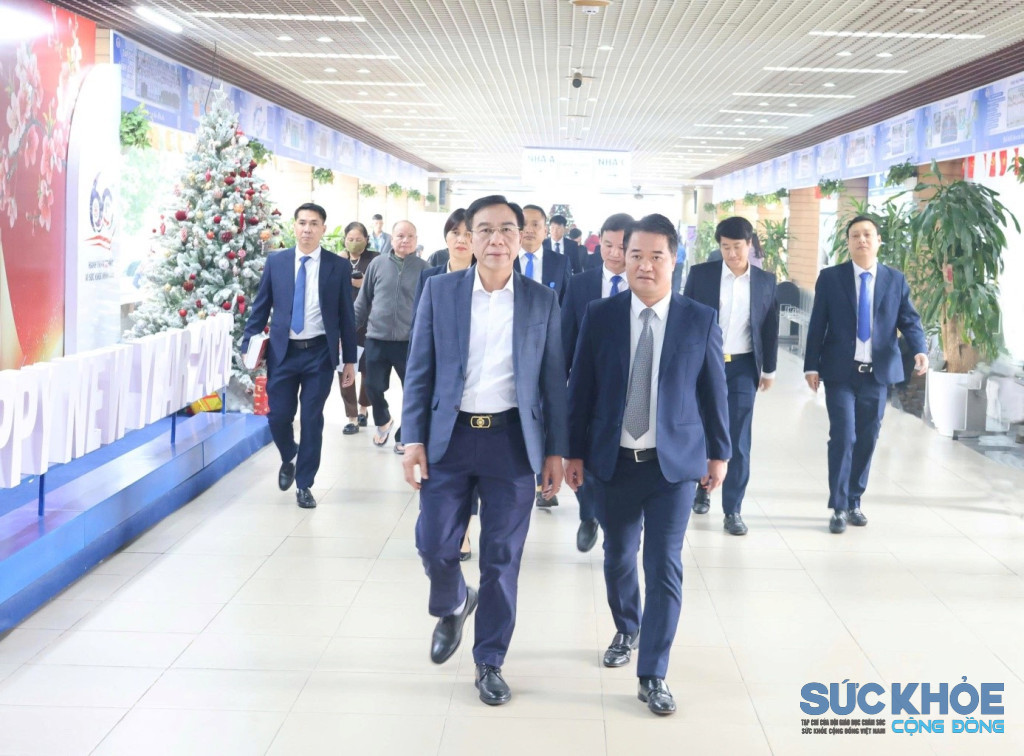 TS.BS Lê Hồng Trung – Giám đốc Sở Y tế tỉnh Phú Thọ thăm bệnh viên đa khoa tỉnh Phú Thọ (ảnh: ĐT)