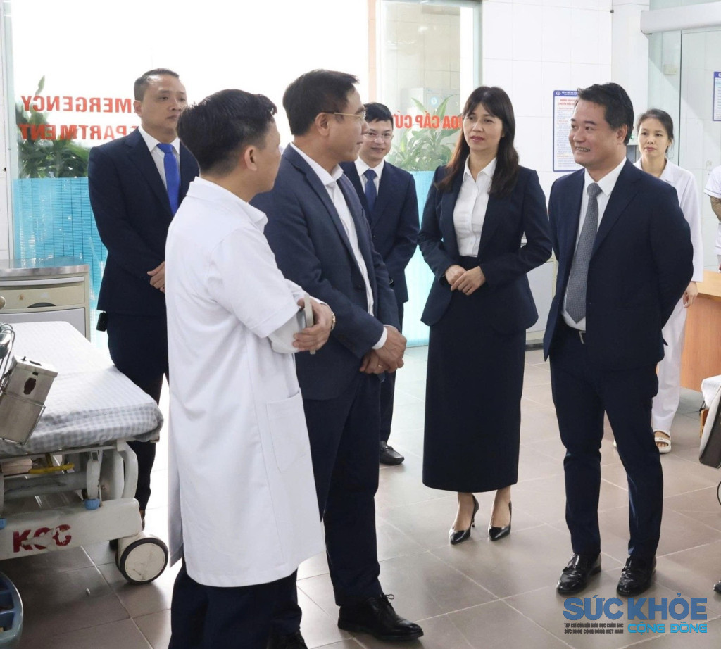 TS.BS Lê Hồng Trung – Giám đốc Sở Y tế tỉnh Phú Thọ thăm và chia sẻ với lãnh đạo Bệnh viện đa khoa tỉnh Phú Thọ ( ảnh: ĐT)