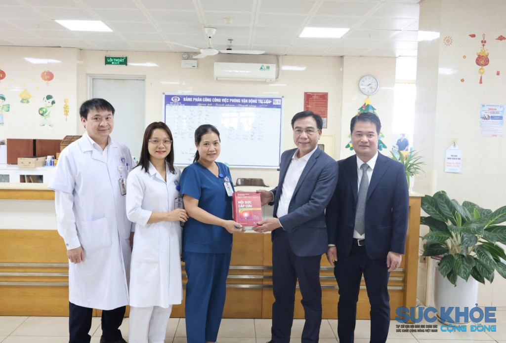 TS.BS Lê Hồng Trung – Giám đốc Sở Y tế tỉnh Phú Thọ tặng cuốn sách cho cán bộ y tế Bệnh viên đa khoa tỉnh Phú Thọ (ảnh: ĐT)