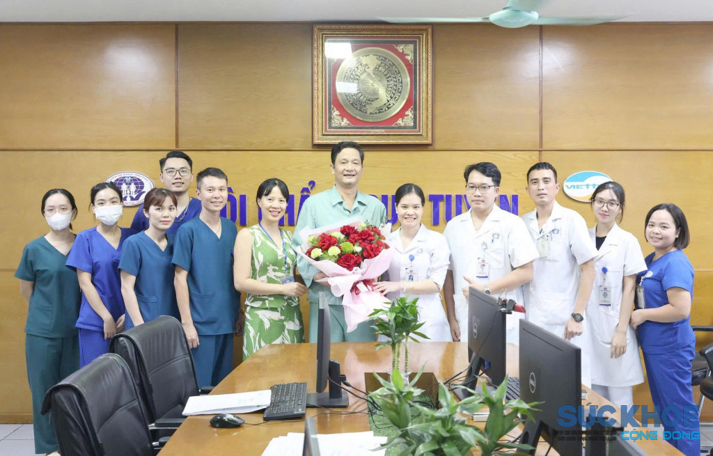 Chúc mừng bệnh nhân ghép tạng sau khi sức khỏe ổn định được xuất viện ( ảnh: TL)