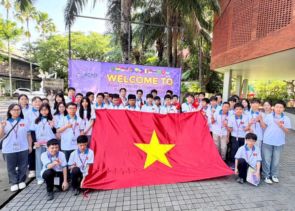 Các em học sinh đoàn Việt Nam tham gia kỳ thi