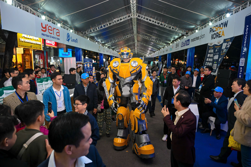 khu-vuc-trai-nghiem-cong-nghe-tai-techfest-2025-duoc-dat-ngay-tren-pho-di-bo-ho-guom-thu-hut-dong-dao-luot-khach-ghe-tham-anh-giang-huy