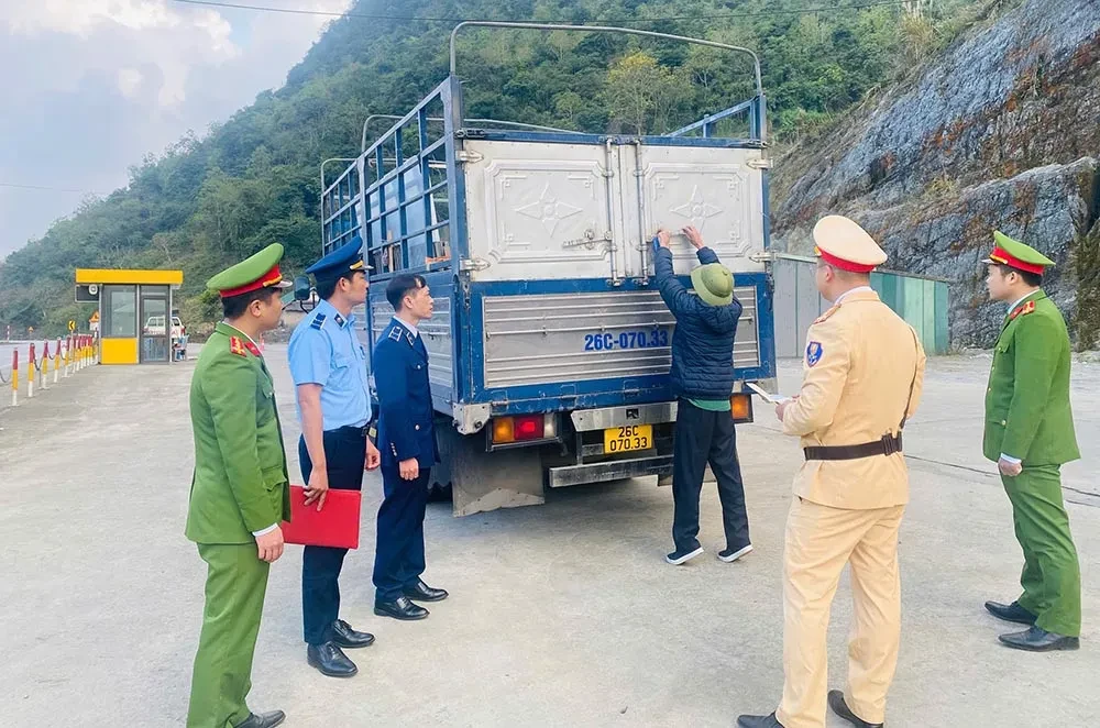 Xe ô tô do N.V.H điều khiển, vận chuyển 1,3 tấn nội tạng động vật đã có mùi hôi thối, không đảm bảo điều kiện vệ sinh an toàn thực phẩm