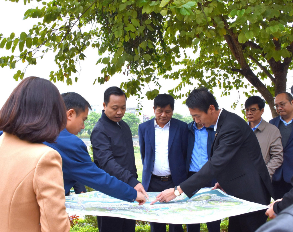 Bí thư Tỉnh ủy Trần Tiến Dũng kiểm tra thực địa các dự án trên địa bàn phường Điện Biên Phủ (Ảnh: Thanh Hà)