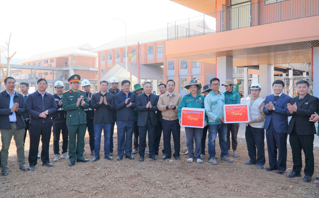 Bí thư Tỉnh ủy Trần Tiến Dũng tặng quà công nhân thi công dự án Trường liên cấp Tiểu học – THCS Si Pa Phìn (Ảnh: Thanh Hà)