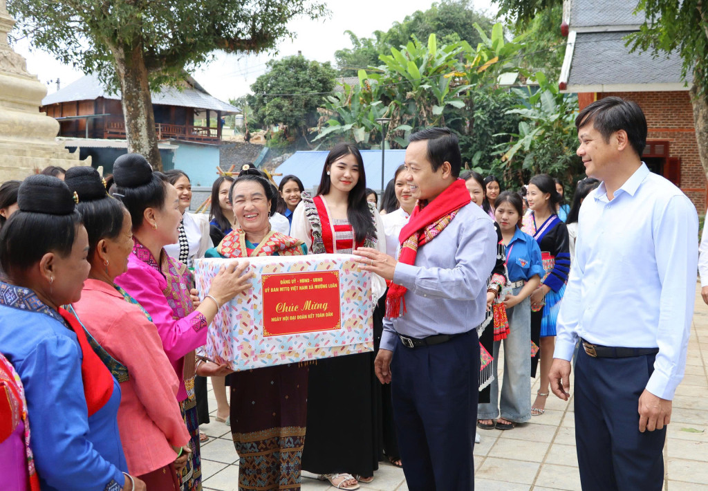 Bí thư Tỉnh ủy Trần Tiến Dũng tặng quà người dân bản Mường Luân 1, xã Mường Luân nhân ngày hội Đại đoàn kết dân tộc năm 2025 (Ảnh: Thanh Hà)