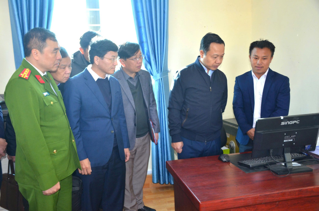 Bí thư Tỉnh ủy Trần Tiến Dũng cùng các thành viên trong đoàn công tác kiểm tra việc vận hành Trung tâm Phục vụ hành chính công xã Pu Nhi (Ảnh: Thanh Hà)