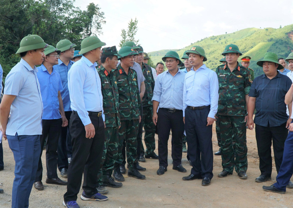 Bí thư Tỉnh ủy Trần Tiến Dũng kiểm tra, động viên các lực lượng thực hiện công tác khắc phục hậu quả thiên tai tại xã Xa Dung (Ảnh: Thanh Hà)
