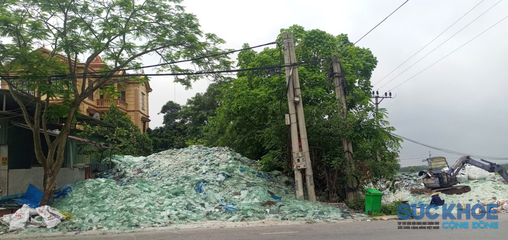 Công an xã Yên Phong phối hợp kiểm tra, xử lý vụ việc gây ô nhiễm môi trường tại thôn Ngô Xá, xã Yên Phong, tỉnh Bắc Ninh - Ảnh Văn Trì