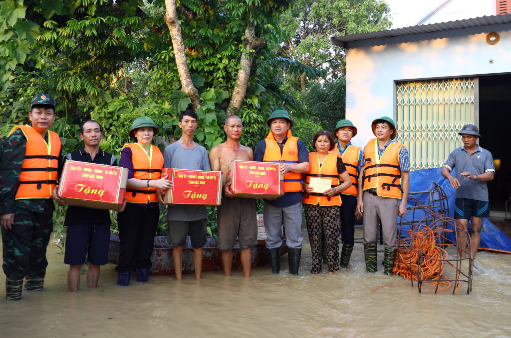 Đồng chí Nguyễn Hồng Thái, Bí thư Tỉnh ủy Bắc Ninh thăm, tặng quà động viên bà con vùng lũ thôn Trường Thịnh, xã Kép (Ảnh: CTV)