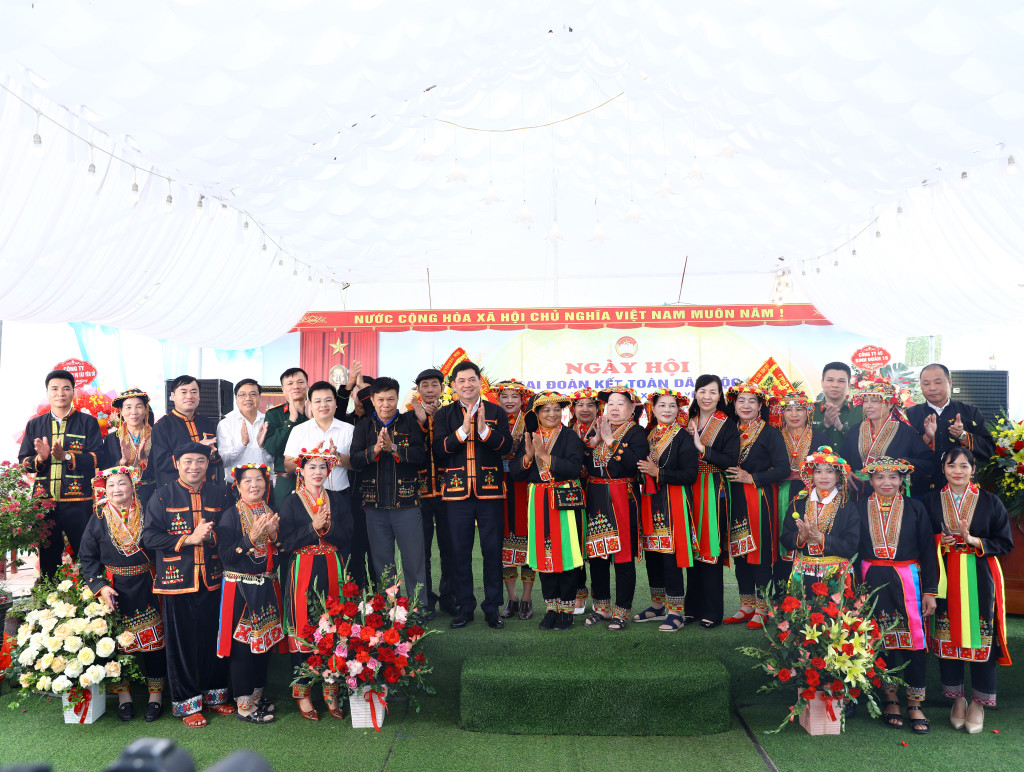 Đồng chí Nguyễn Hồng Thái, Bí thư Tỉnh ủy Bắc Ninh dự Ngày hội đại đoàn kết thôn Mậu, xã Tây Yên Tử (Ảnh: CTV)