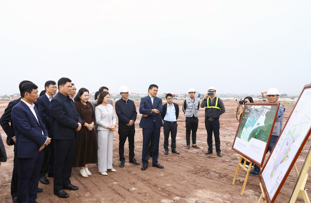 Bí thư Tỉnh ủy Bắc Ninh Nguyễn Hồng Thái cùng các đồng chí lãnh đạo tỉnh, các sở, ngành kiểm tra, nắm bắt tiến độ triển khai hạ tầng dự án Khu công nghiệp Châu Minh – Bắc Lý – Hương Lâm, xã Xuân Cẩm (Ảnh: PV)