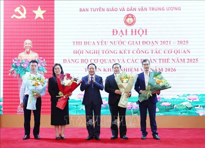 Trưởng Ban Tuyên giáo và Dân vận Trung ương Trịnh Văn Quyết tặng hoa chúc mừng các cá nhân điển hình tiên tiến tại Đại hội thi đua yêu nước giai đoạn 2021 - 2025 và hội nghị tổng kết năm 2025, triển khai nhiệm vụ năm 2026 của cơ quan Ban Tuyên giáo và Dân vận Trung ương (Ảnh: TL)