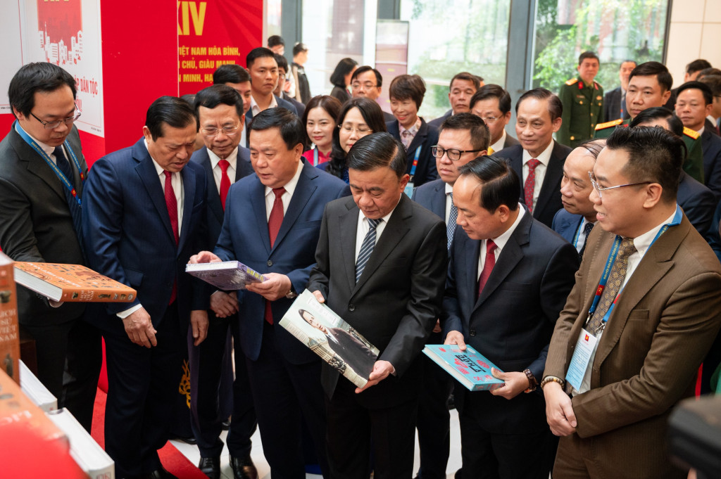 Ủy viên Bộ Chính trị, Thường trực Ban Bí thư Trần Cẩm Tú; Ủy viên Bộ Chính trị, Giám đốc Học viện Chính trị quốc gia Hồ Chí Minh, Chủ tịch Hội đồng Lý luận Trung ương Nguyễn Xuân Thắng; Bí thư Trung ương Đảng, Trưởng Ban Tuyên giáo và Dân vận Trung ương Trịnh Văn Quyết và lãnh đạo các ban, bộ, ngành tham quan Gian trưng bày sách, báo chào mừng Đại hội XIV của Đảng do Bộ Văn hóa, Thể thao và Du lịch thực hiện (Ảnh: Phạm Thắng)