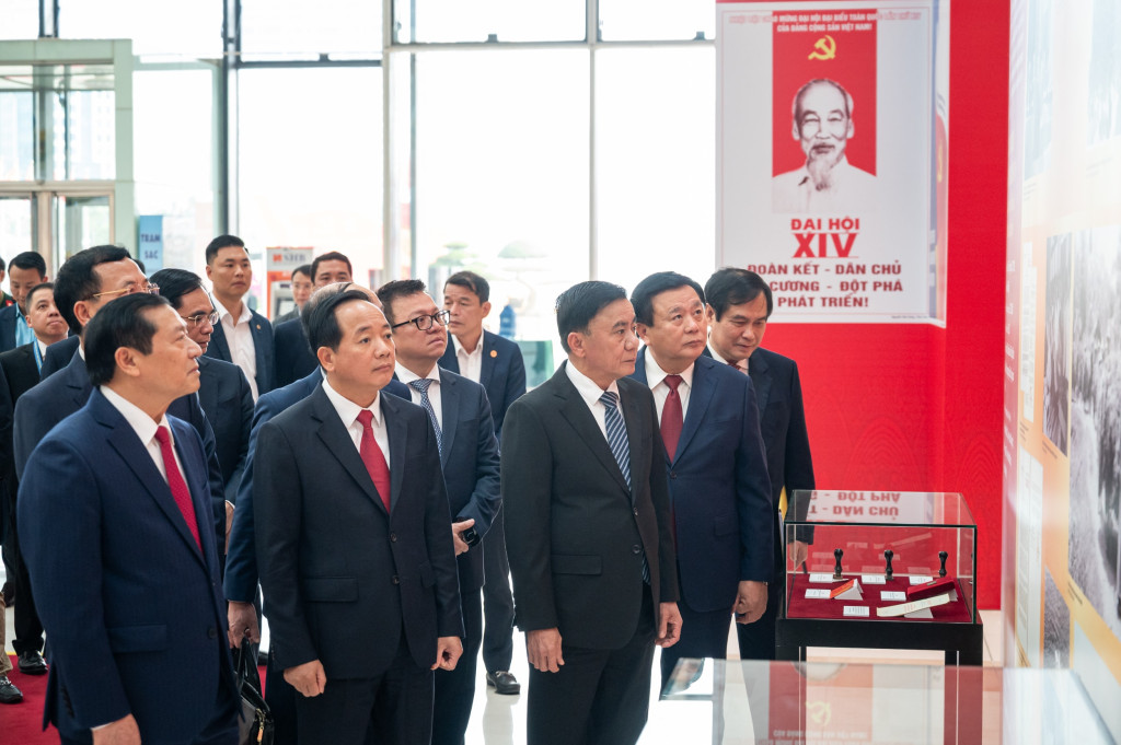 Uỷ viên Bộ Chính trị, Thường trực Ban Bí thư Trần Cẩm Tú và lãnh đạo các ban, bộ, ngành tham quan triển lãm chào mừng Đại hội XIV của Đảng (Ảnh: Phạm Thắng)