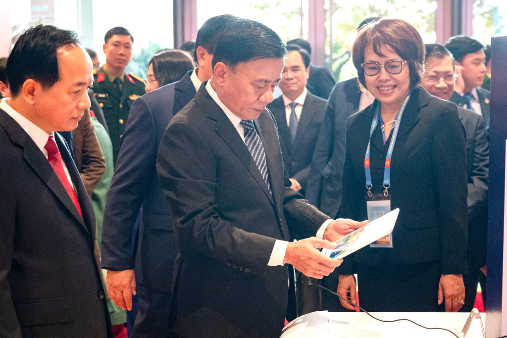 Thường trực Ban Bí thư Trần Cẩm Tú và lãnh đạo các ban, bộ, ngành tham quan Gian trưng bày báo điện tử với hệ sinh thái số đa dạng (Ảnh: Phạm Thắng)