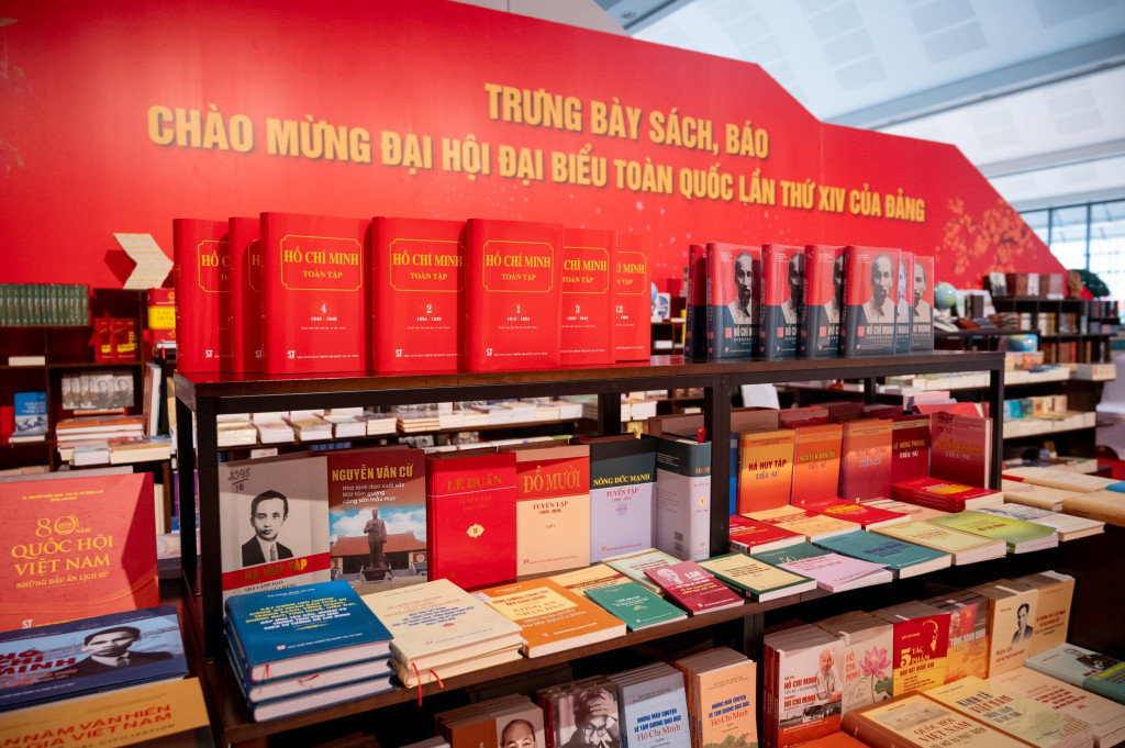 Các ấn phẩm sách, báo đặc biệt được trưng bày tại khu vực triển lãm chào mừng Đại hội XIV của Đảng (Ảnh: Phạm Thắng)