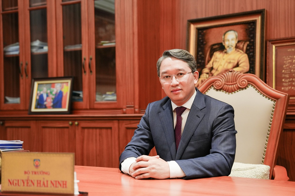 Bộ trưởng Bộ Tư pháp Nguyễn Hải Ninh trả lời phỏng vấn báo chí