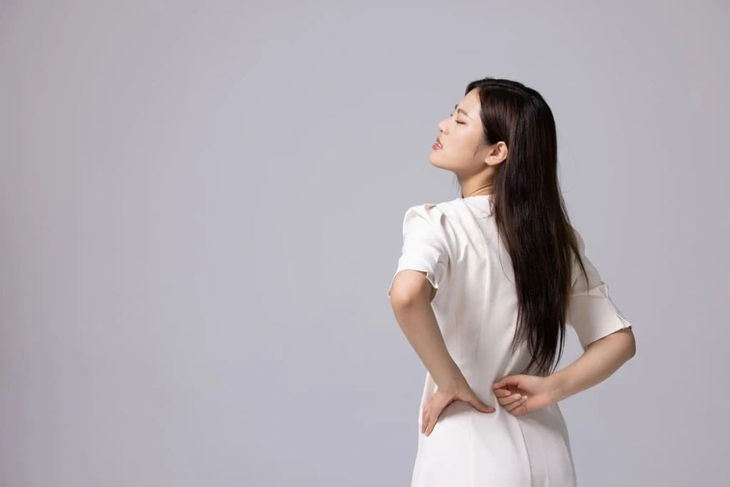 Ngồi chéo chân ảnh hưởng trực tiếp đến xương chậu dẫn đến đau lưng và cổ (Ảnh: Sưu tầm)